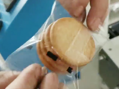 全自動包裝機包裝餅干作業現場